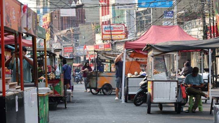 Pedagang sedang persiapan untuk menjajakan dagangannya di Jalan Kiasnawi Kota Tangerang, atau biasa disebut 