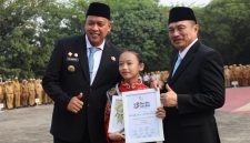 Wali Kota Bekasi Tri Adhianto (kiri) menyerahkan penghargaan kepada penari cilik Tengku Audy Fattiyaturahma dalam Apel Pagi Gabungan Aparatur di Lapangan Pemkot Bekasi, Senin (12/10) | Foto: Pemkot Bekasi