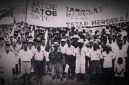 Massa Memadati Lapangan Ikada (19/9/1945) membawa spanduk besar bertuliskan ejaan lama: 