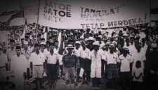 Massa Memadati Lapangan Ikada (19/9/1945) membawa spanduk besar bertuliskan ejaan lama: 