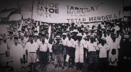 Massa Memadati Lapangan Ikada (19/9/1945) membawa spanduk besar bertuliskan ejaan lama: 