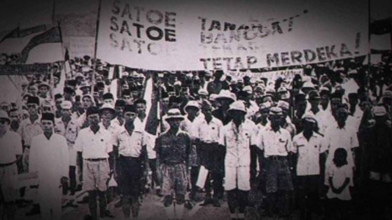 Massa Memadati Lapangan Ikada (19/9/1945) membawa spanduk besar bertuliskan ejaan lama: 