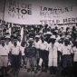 Massa Memadati Lapangan Ikada (19/9/1945) membawa spanduk besar bertuliskan ejaan lama: 